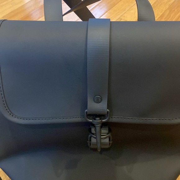 NWOT Rains Bucket Bag Backpack - Picture 4 of 6